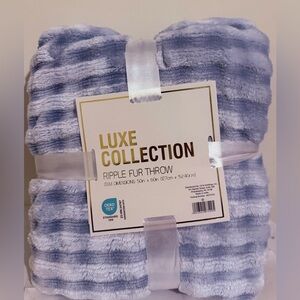 Luxe Collection Ripple Fur Throw in Blue and White